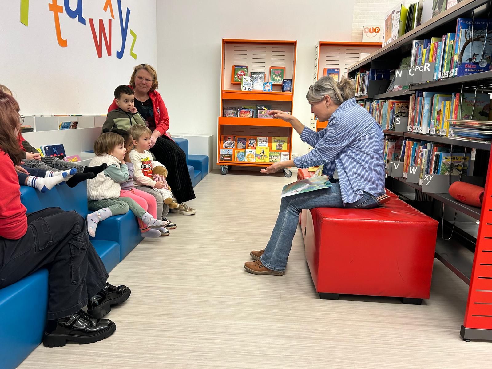 Foto: Peuters De Wereldkinderen genieten van voorleesmoment in bibliotheek Wezep