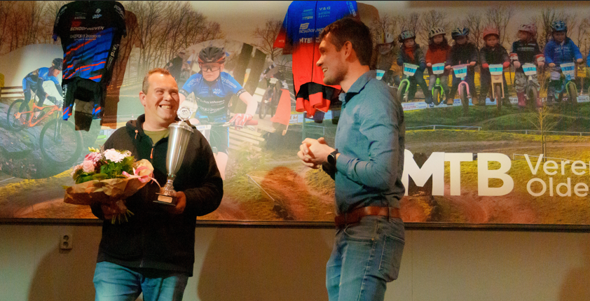Foto: Clubhelden van de familie Magre ontvangen Jan Stuiver trofee