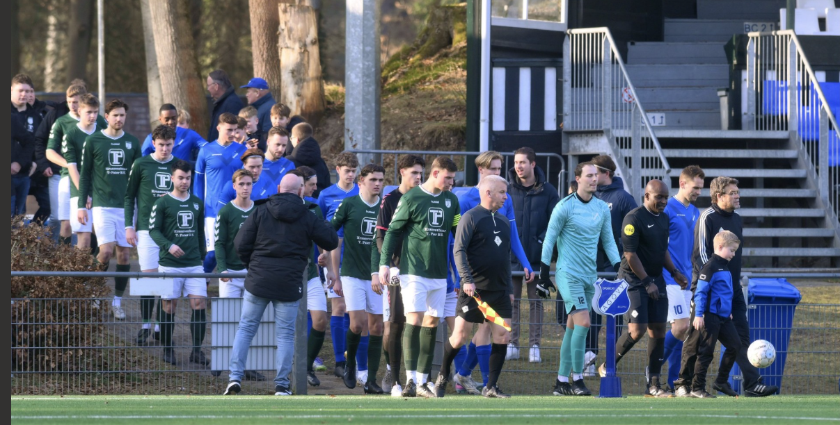 Foto: S.V. ’t Harde pakt belangrijke driepunter in degradatiekraker tegen AGOVV