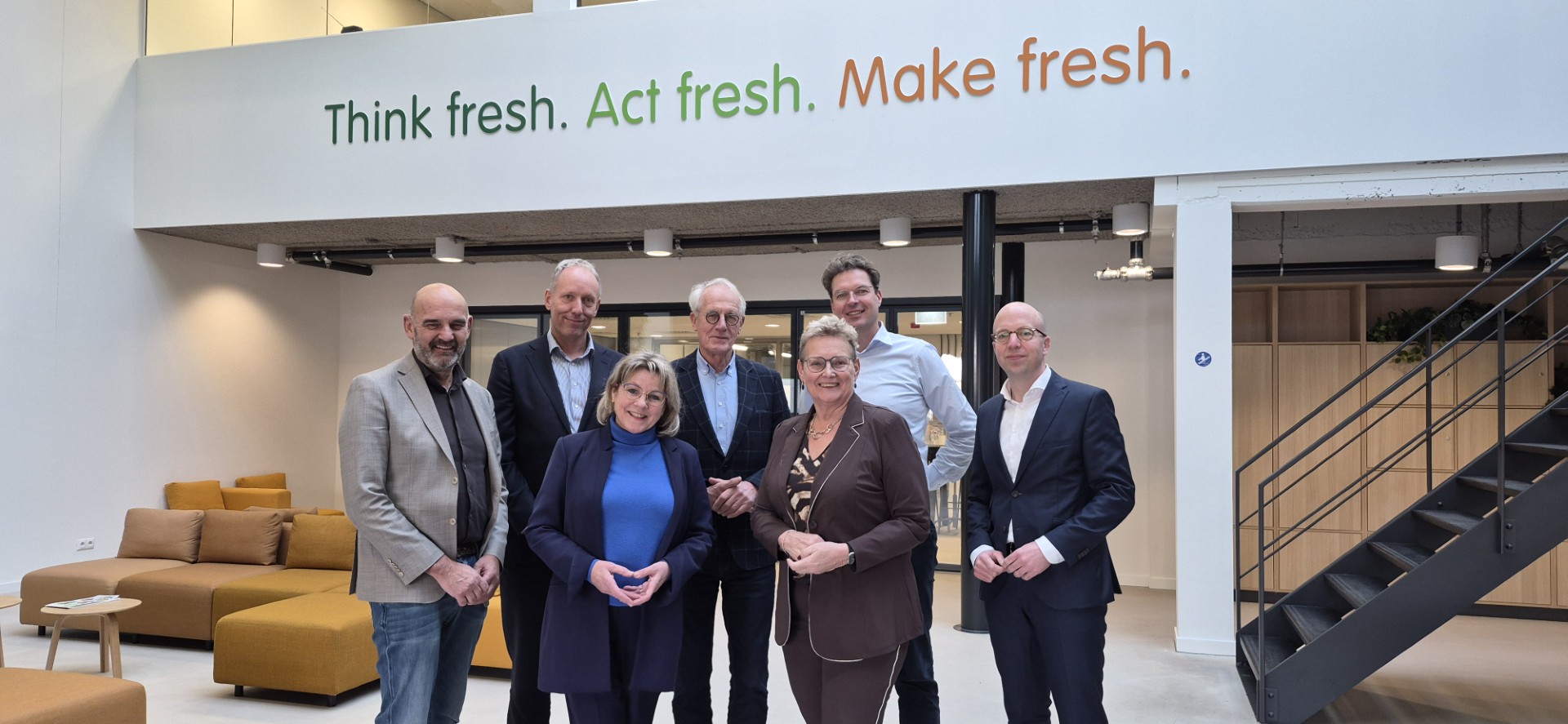 Foto: College van Oldebroek op bezoek bij Plukon in Wezep