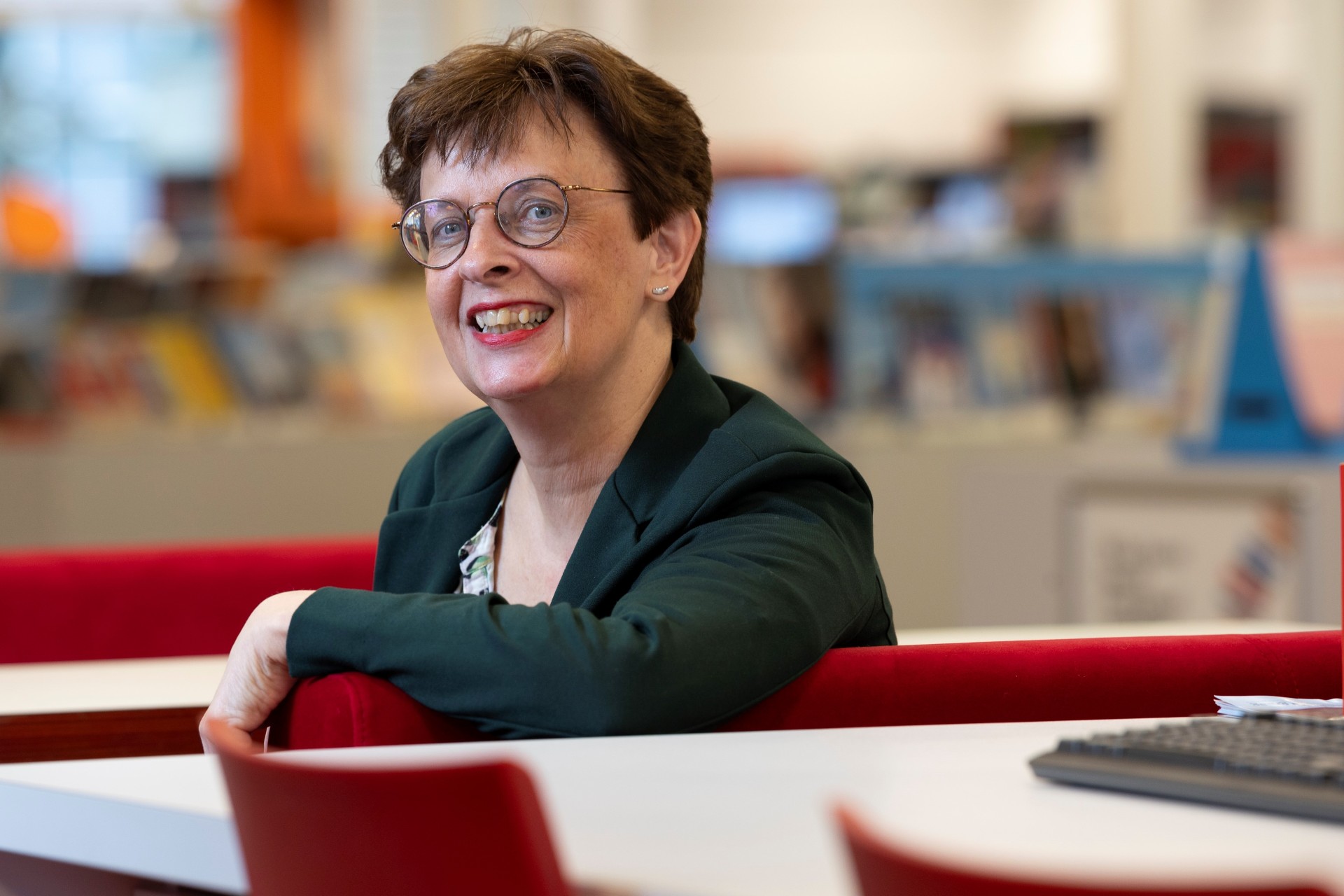 Foto: Directeur Hetty van de Weg neemt na twintig jaar afscheid van Bibliotheek Noord Veluwe