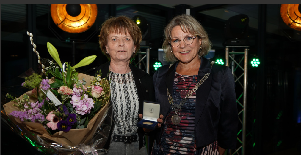 Foto: Oldebroeker Erepenning voor sportvrijwilliger Rika Koele