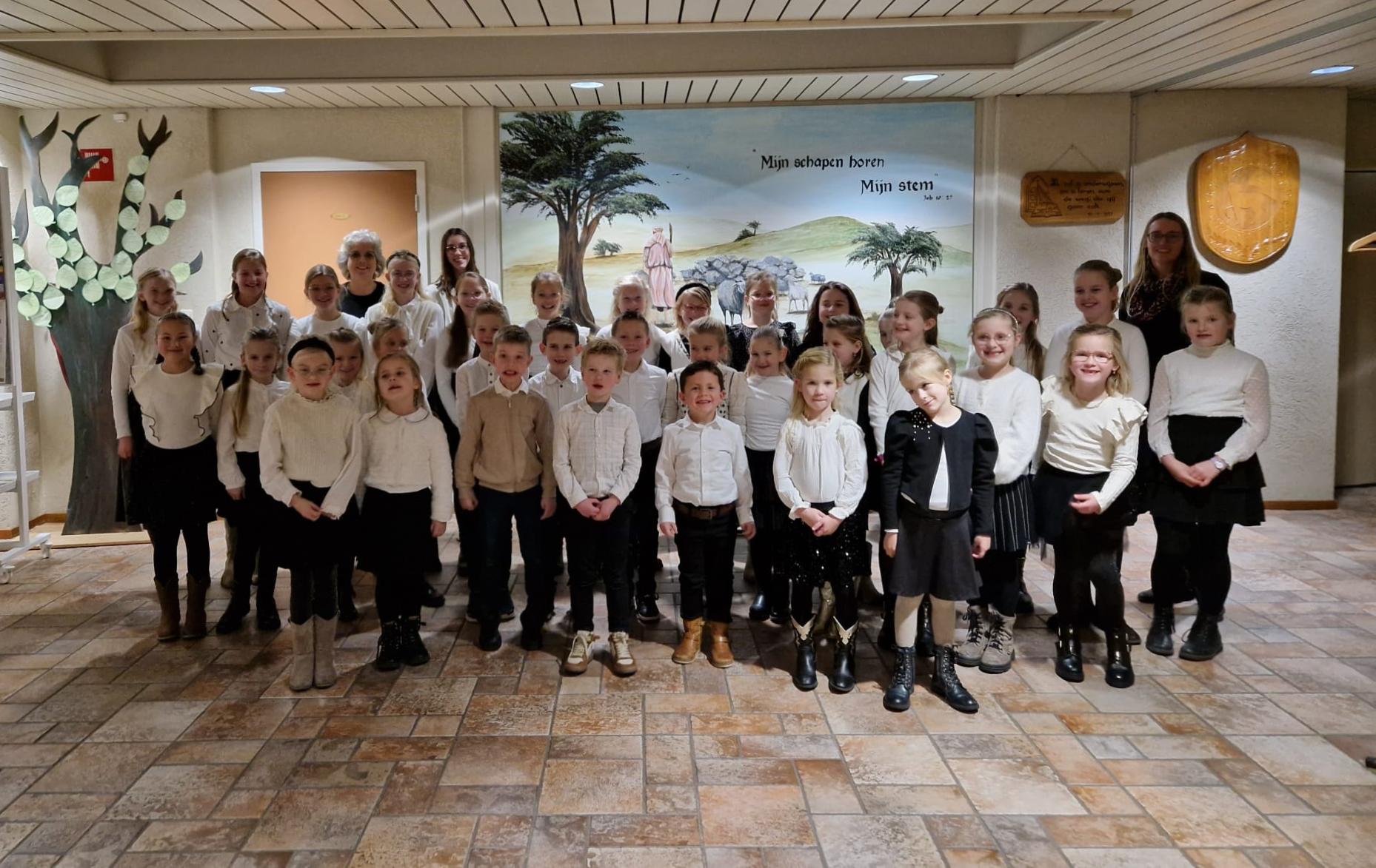 Kinderkoor Daniël treedt op in De Samenhof