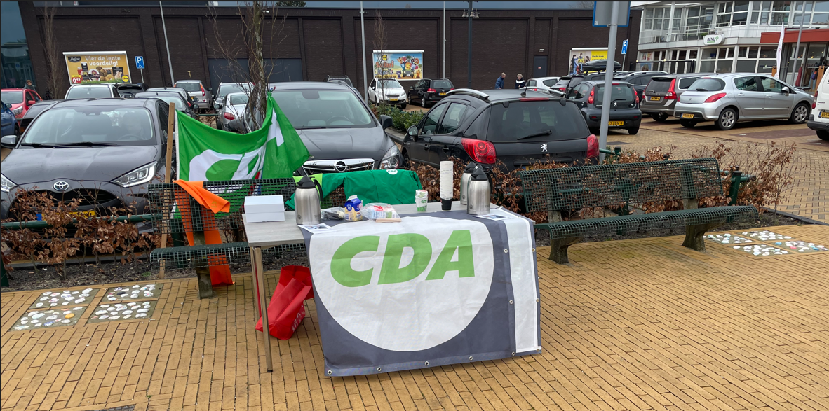 Foto: CDA Oldebroek op het Meidoornplein in Wezep