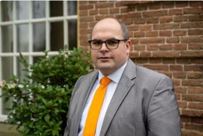 Foto: Gesprek: Erik Doornwaard kijkt als fractievoorzitter van SGP vooruit naar de verkiezingen op 18 maart