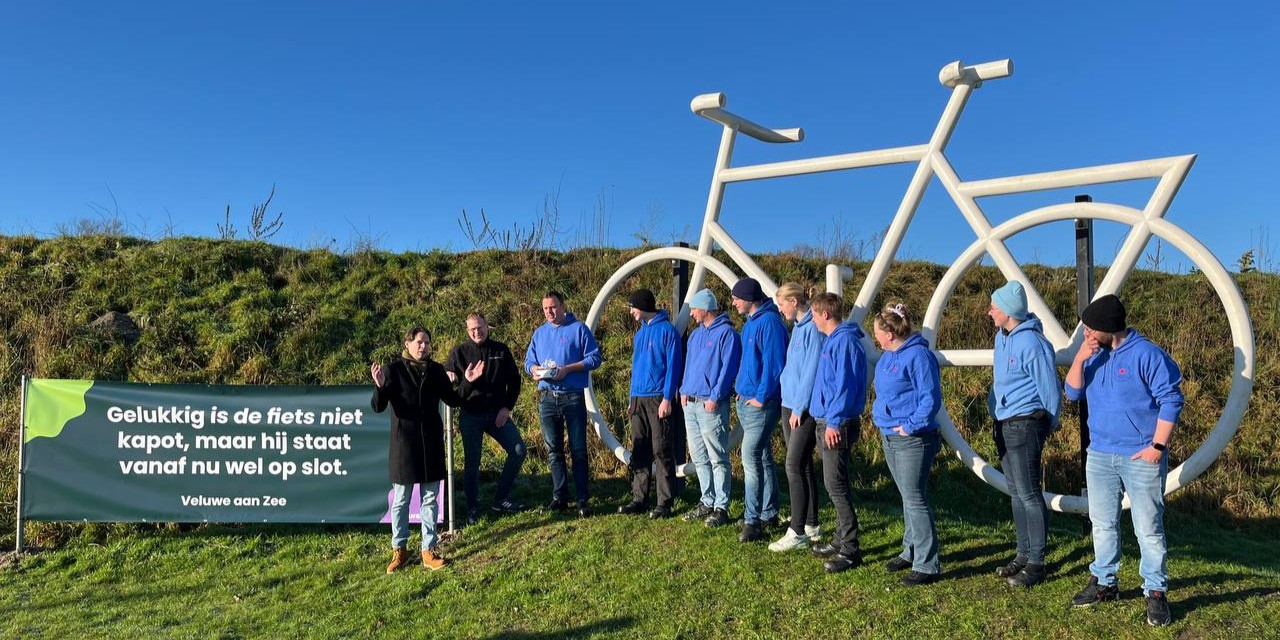 Foto: Gestolen kunstwerk 'De Herenfiets' teruggebracht door Doezumer Oudjaars Ploeg