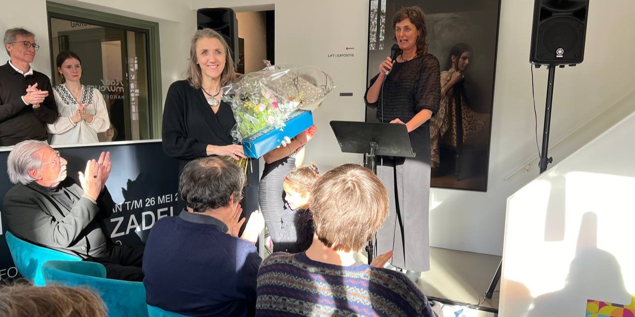 Foto: Intrigerende foto expositie geopend in Stadsmuseum Harderwijk: CAREFUL