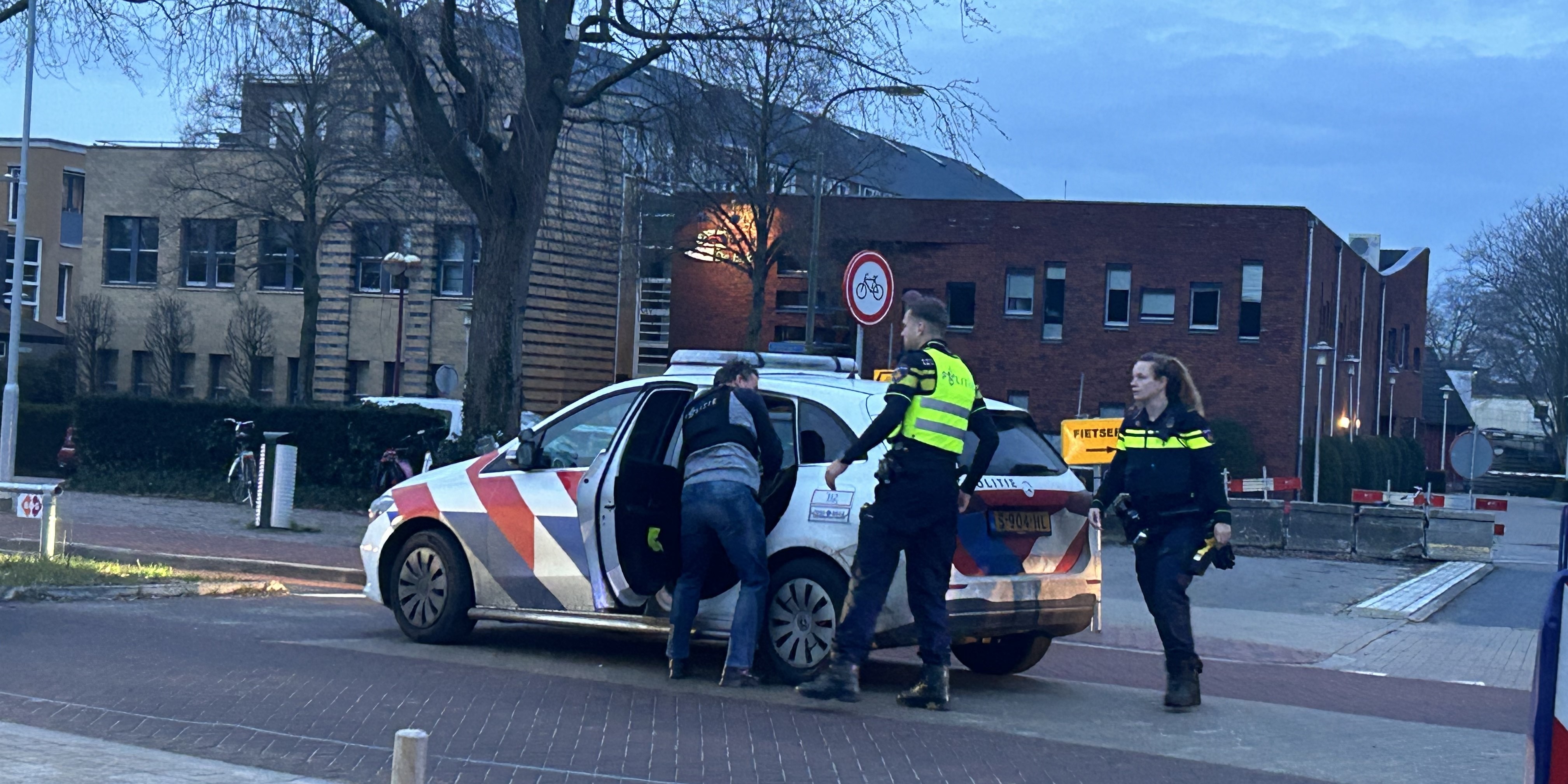 Foto: Arrestatieteam opgeroepen: Stationsplein Nunspeet