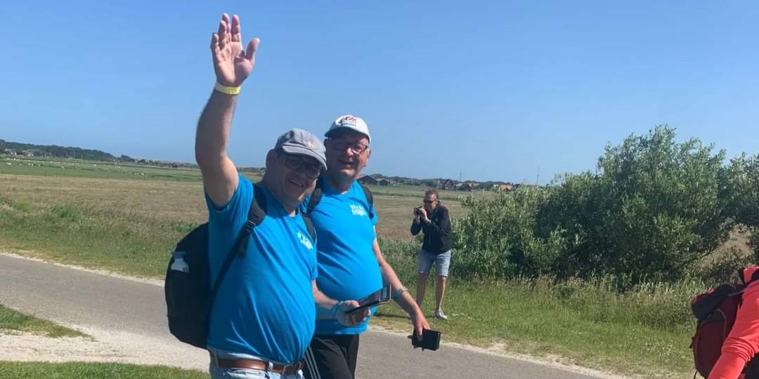 Foto: Better2Gether wandelt 25 kilometer op Ameland: 'Als we maar plezier met elkaar hebben' 