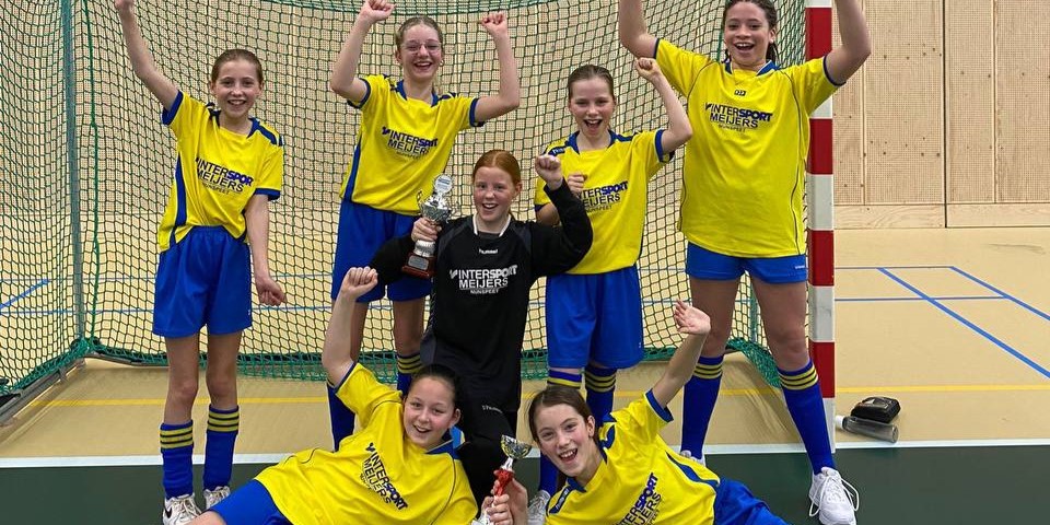 Foto: Zaalvoetbaltoernooi basisscholen Nunspeet