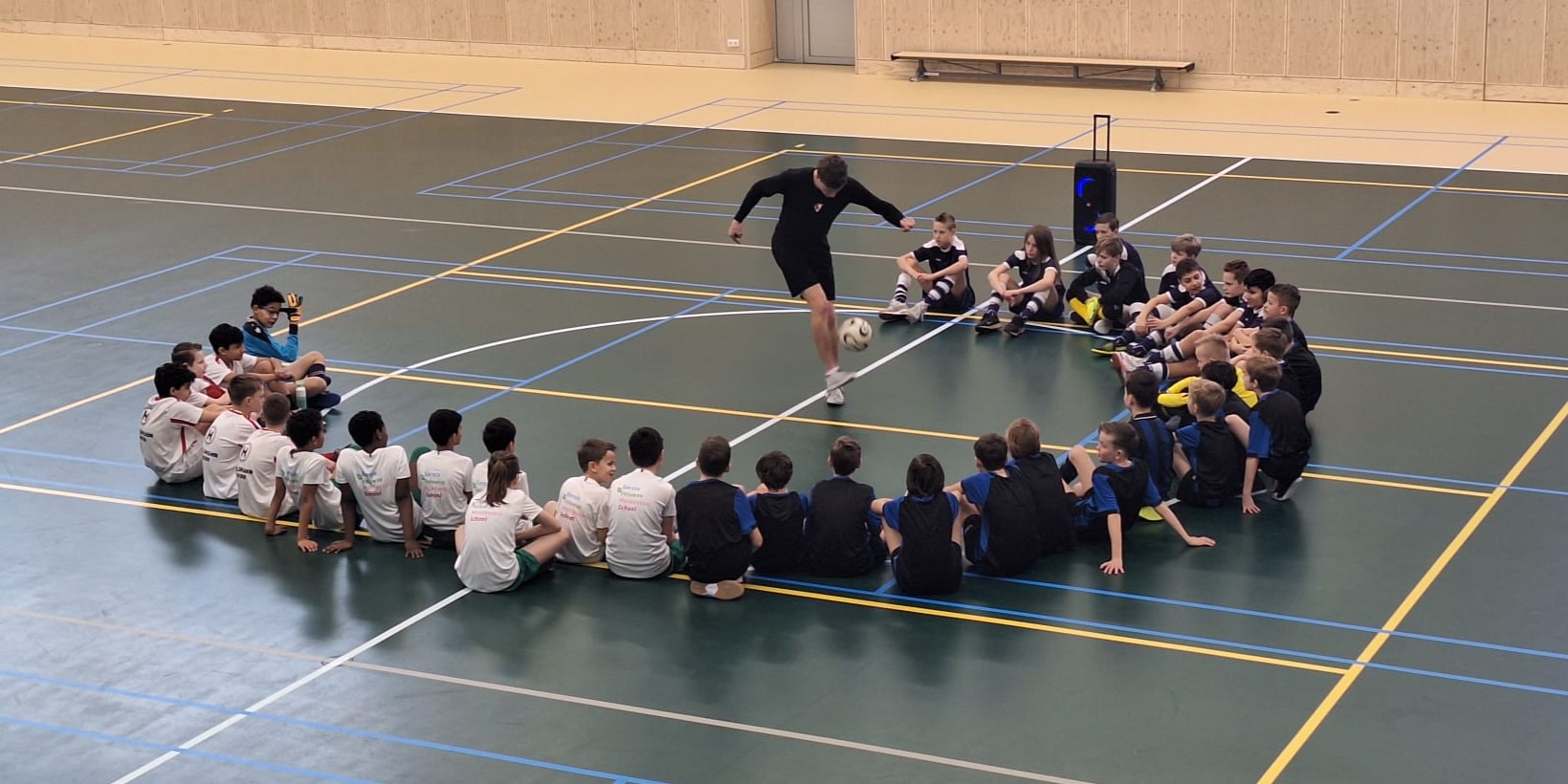 Foto: Zaalvoetbaltoernooi basisscholen Nunspeet