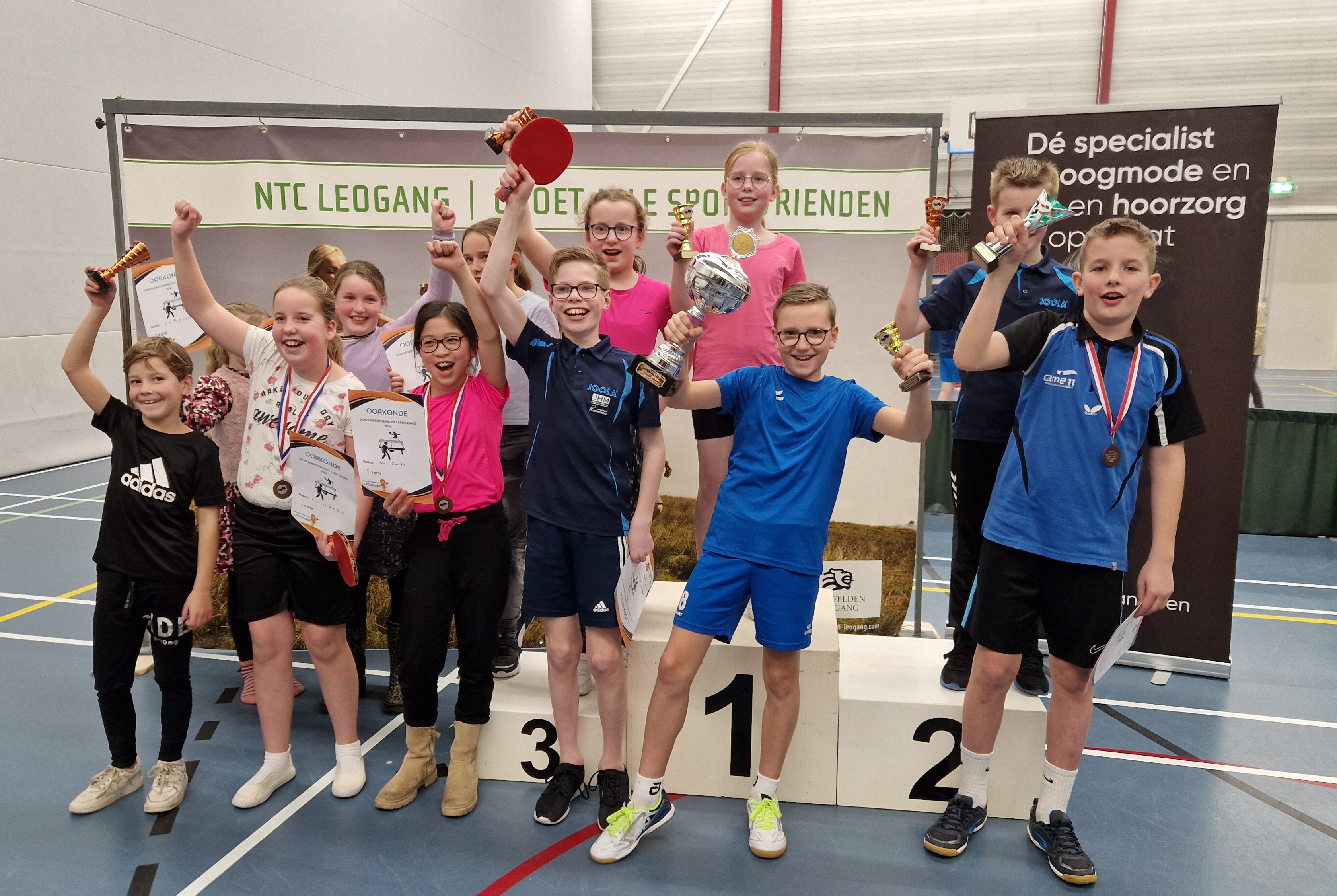 Foto: Van Stuijvenbergschool wint 40e editie van scholierentoernooi tafeltennis