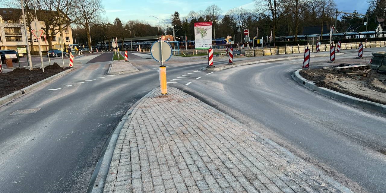 Foto: Molijnlaan en spoorwegovergang weer open voor verkeer