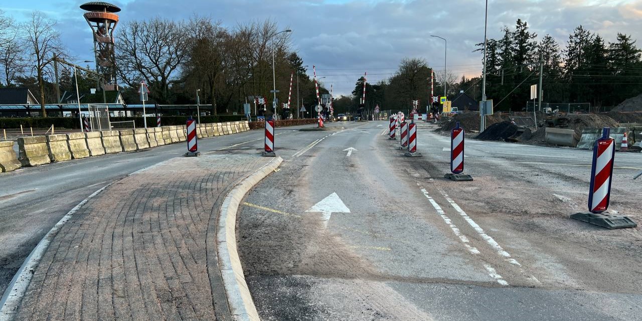 Foto: Molijnlaan en spoorwegovergang weer open voor verkeer