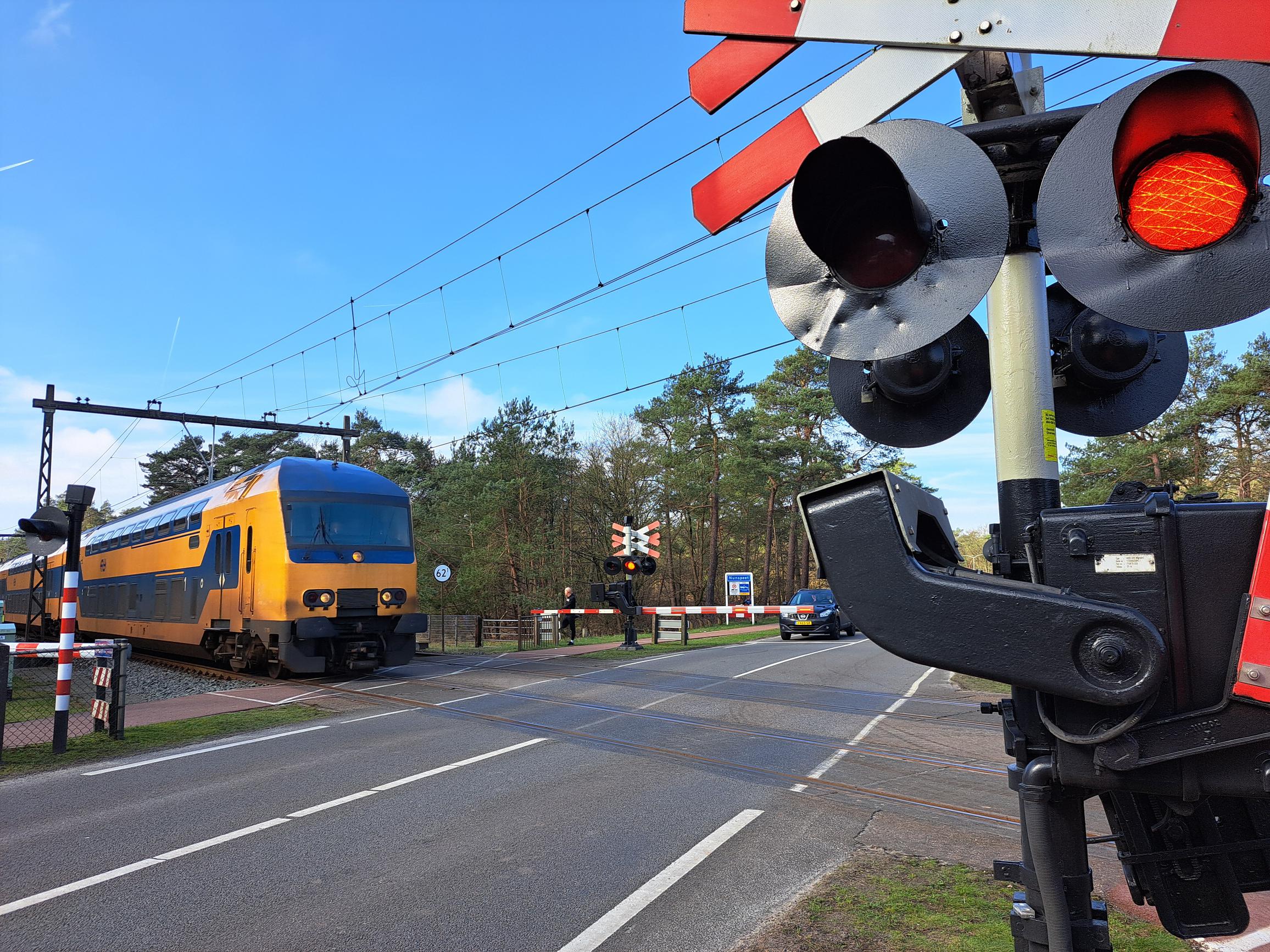 Foto: Losgeraakte slagboom spoorwegovergang Eperweg