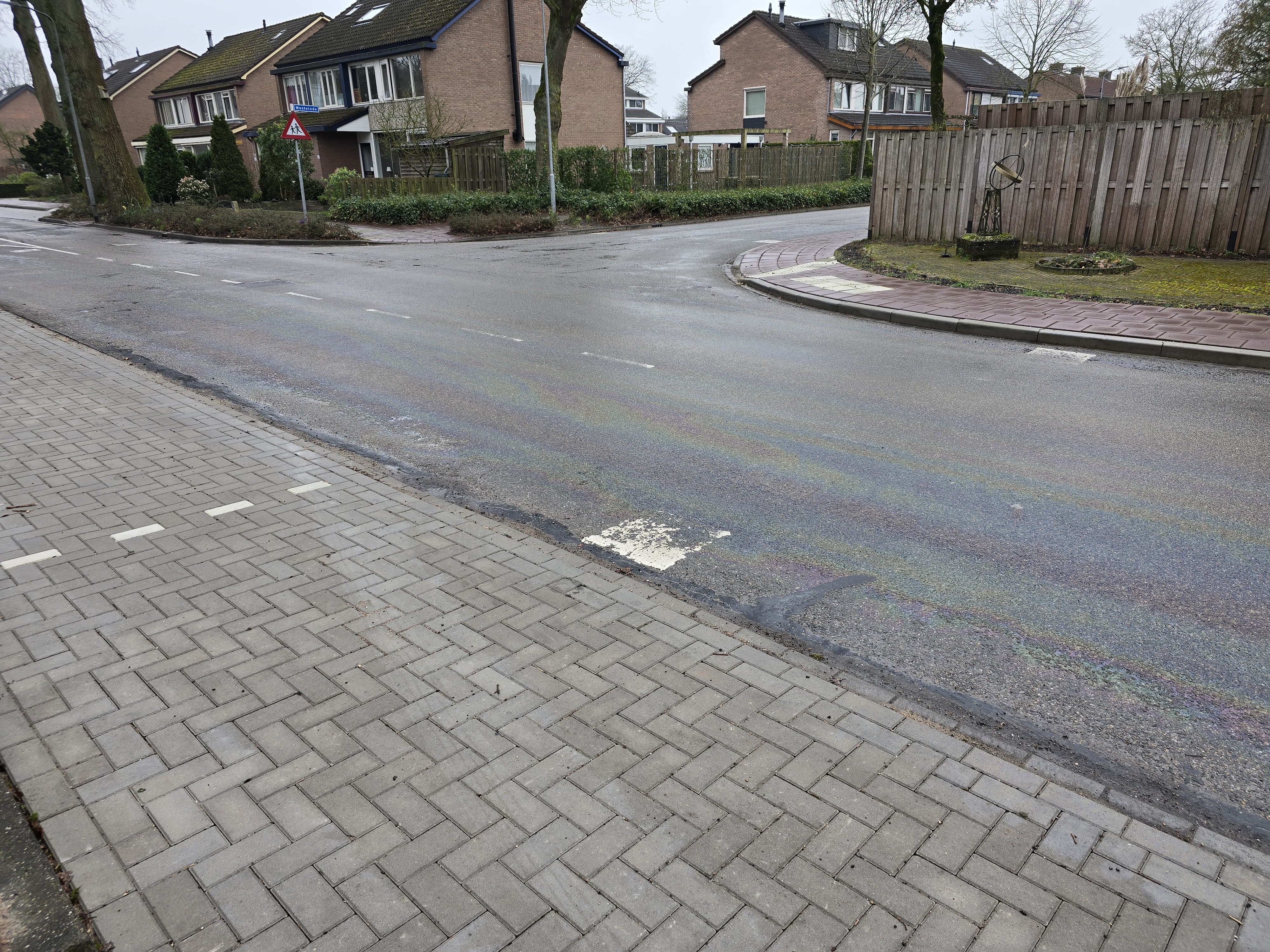 Foto: Grote oliesporen op de Jan Topweg in Nunspeet