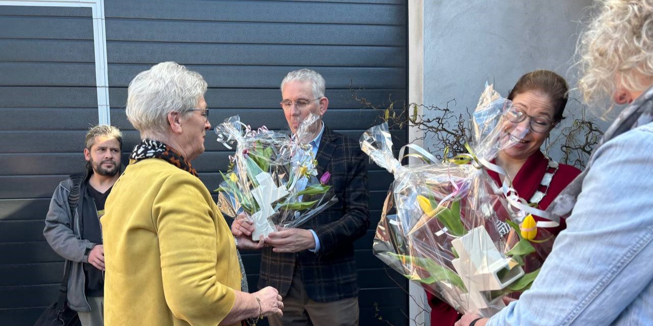 Foto: Verkoophal Oranjehof Elspeet heropend door burgemeester