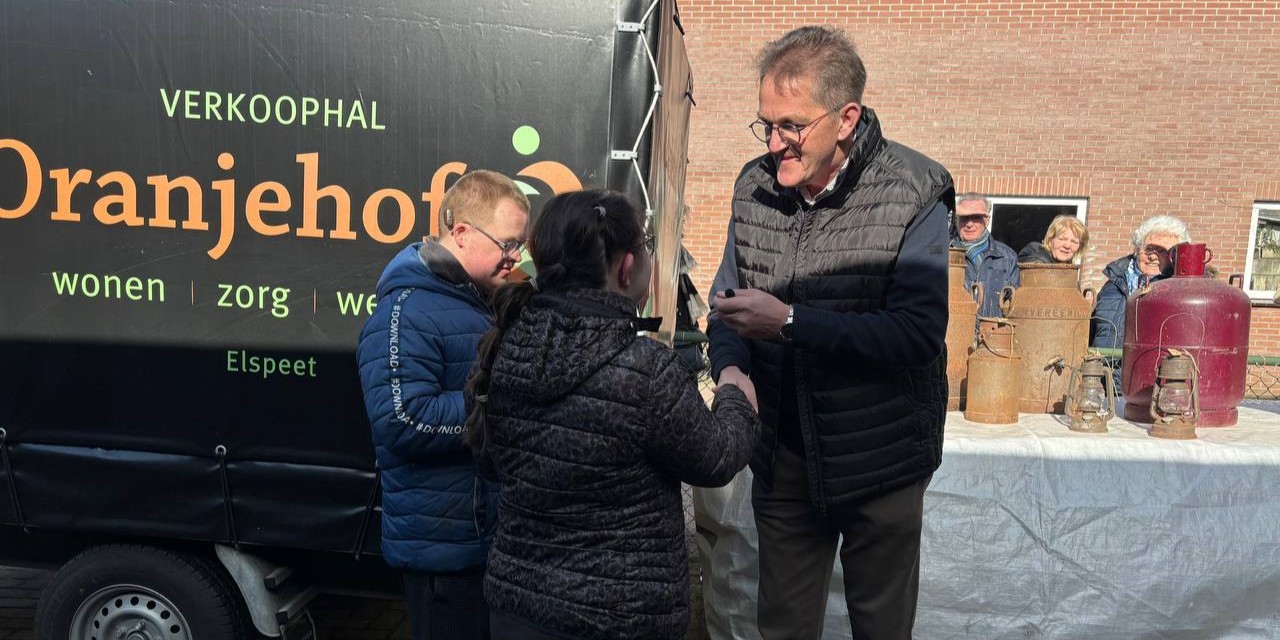 Foto: Verkoophal Oranjehof Elspeet heropend door burgemeester