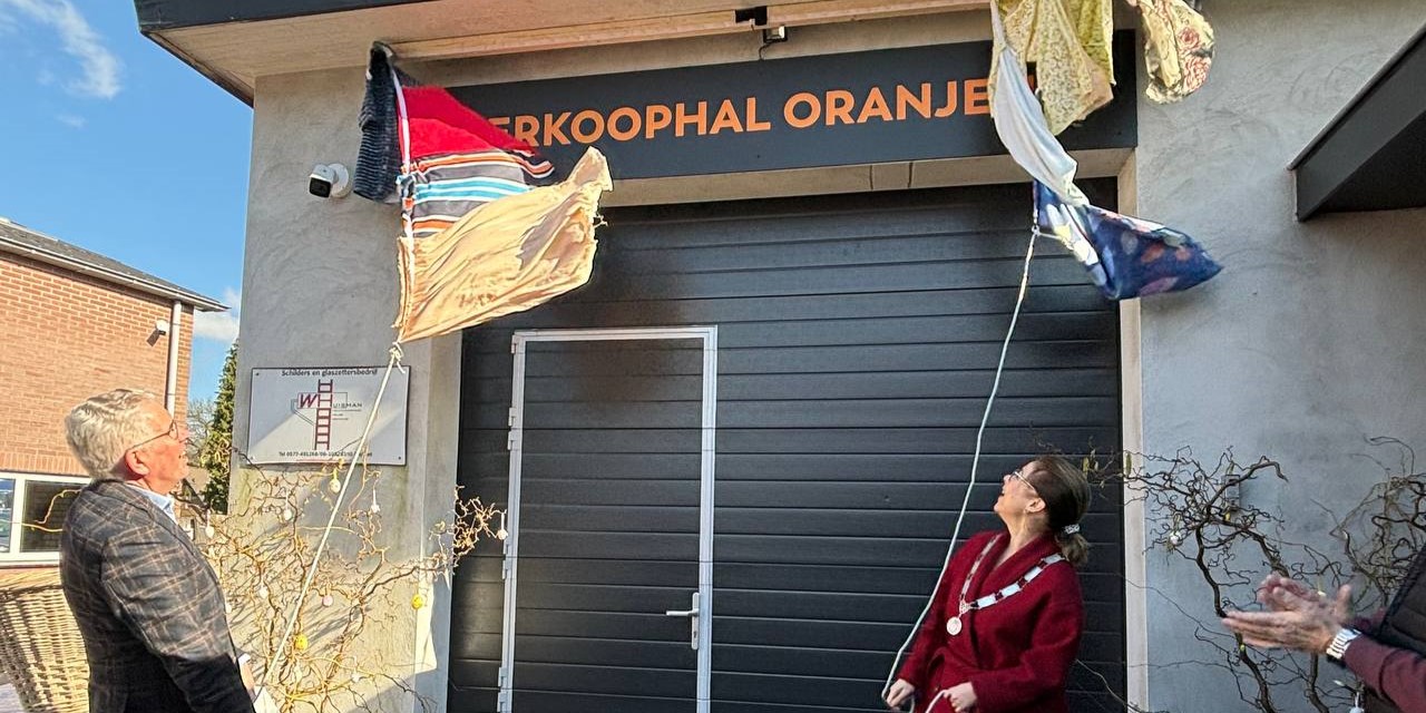 Foto: Verkoophal Oranjehof Elspeet heropend door burgemeester