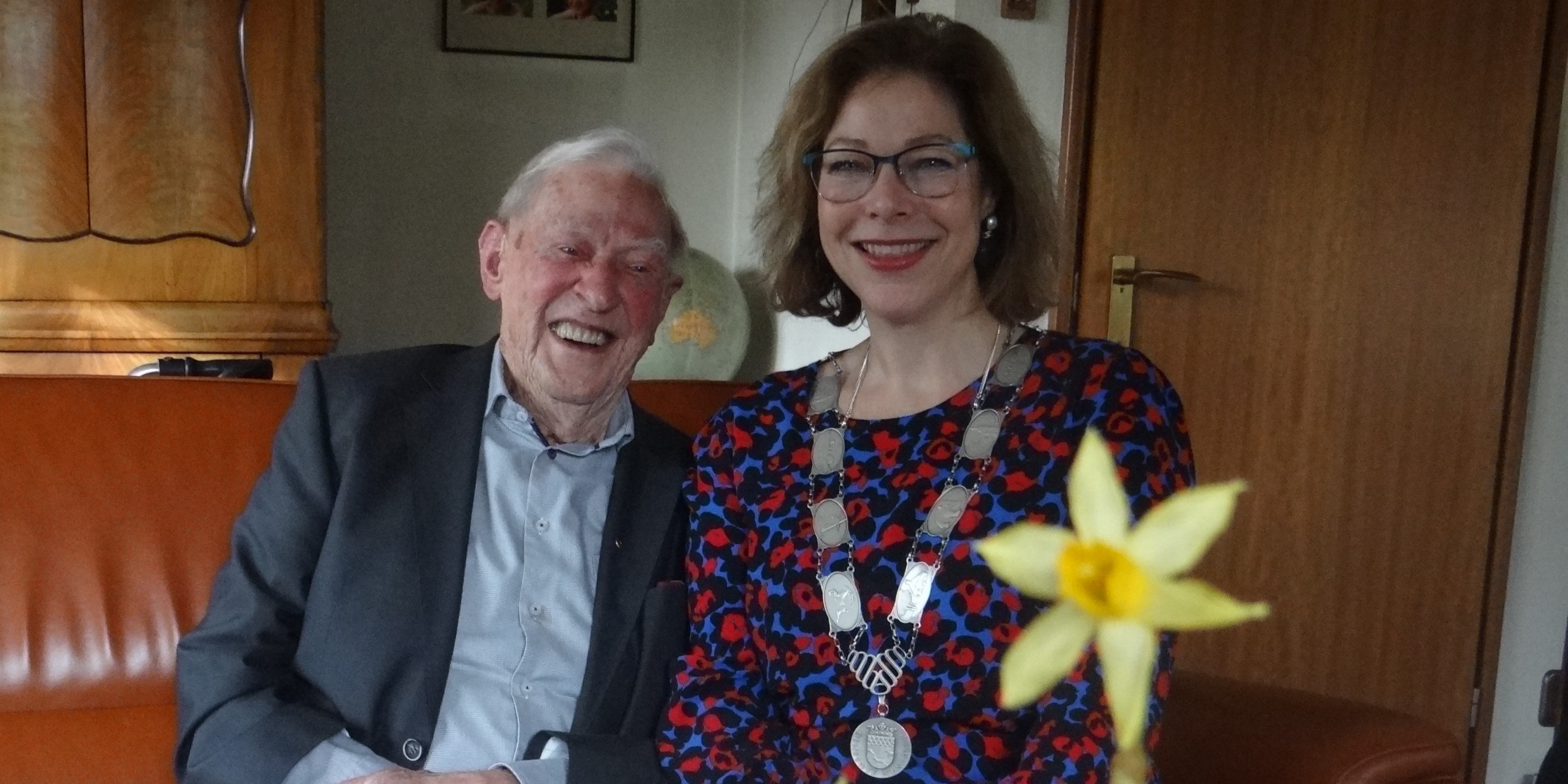 Foto: Burgemeester Blom bezoekt 101-jarige heer Prins