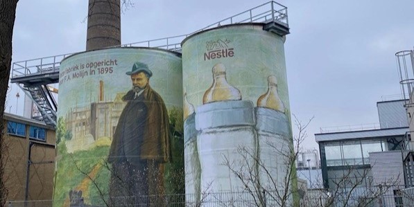 Foto:  Nestlé voorziet nieuwe afvalwatertanks van historische afbeelding 