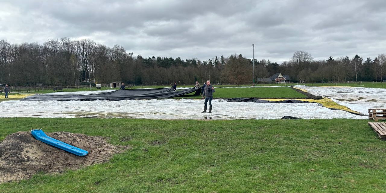 Foto: IJsbaan Hulshorst wordt weer opgeruimd