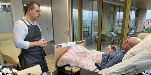 Foto: Sterrenchef kookt voor terminaal zieke patiënt in ziekenhuis: 'Zeer indrukwekkend'