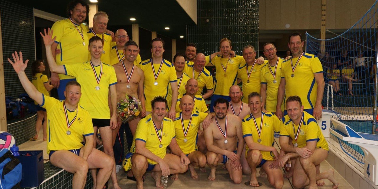 Foto: Waterpoloteam Heren 3 Nunspeet ongeslagen kampioen met 18-3 eindstand: “We zijn heel blij”