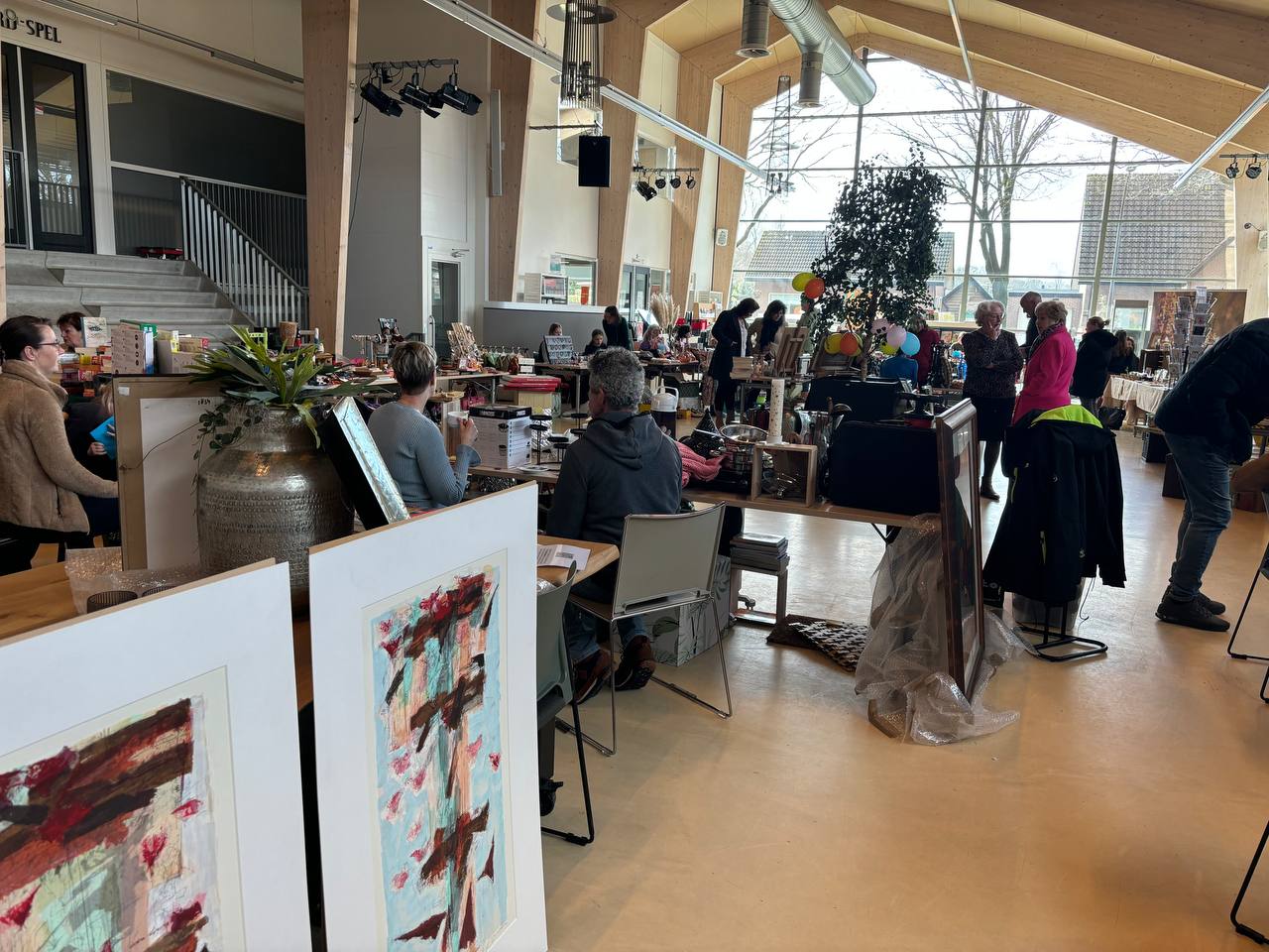 Foto: Enthousiaste Evelien en Janny organiseren ‘De Van Alles Wat Markt’ in Elspeet