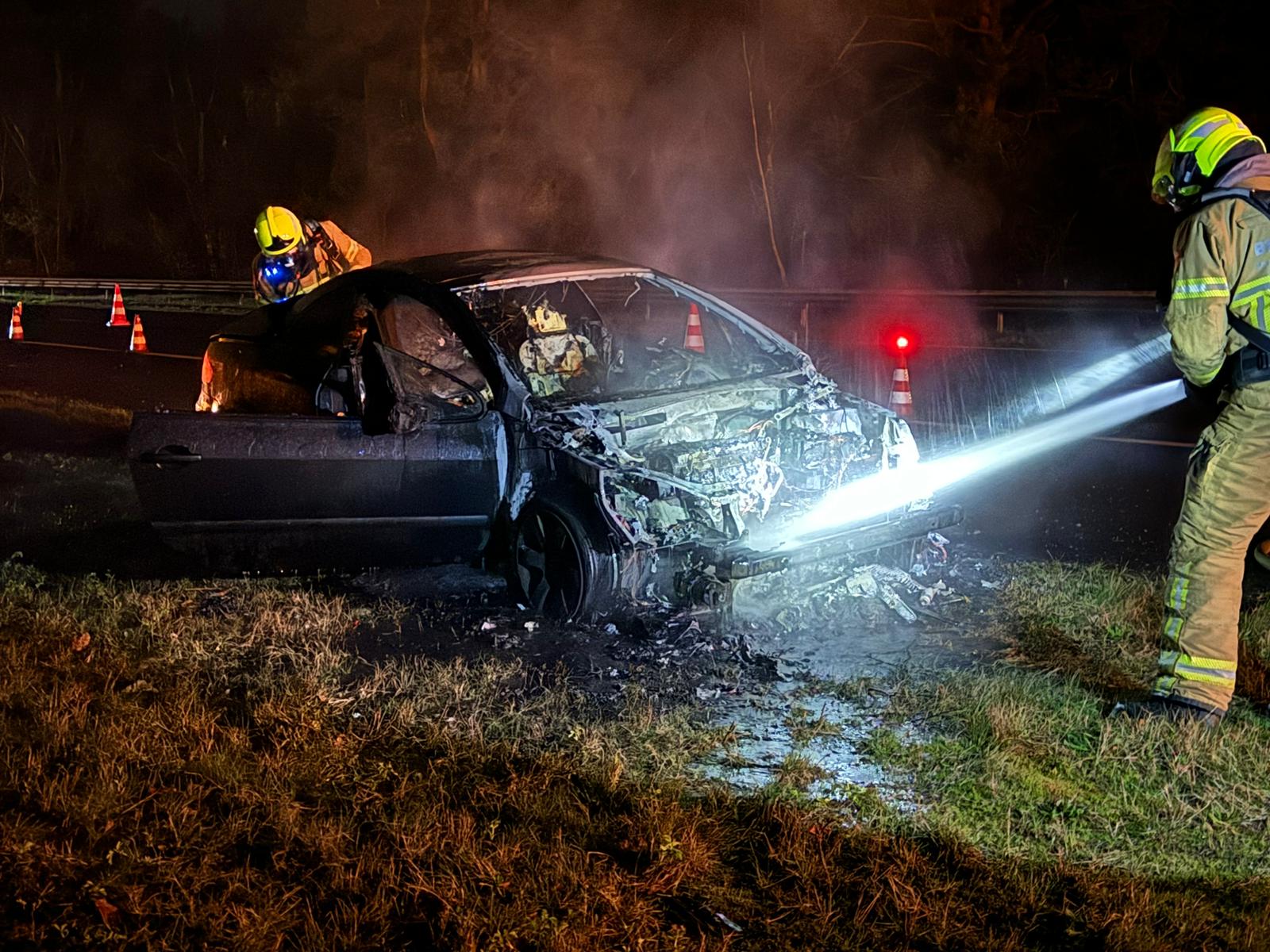 Foto: Auto volledig verwoest op A28 ter hoogte van Hulshorst
