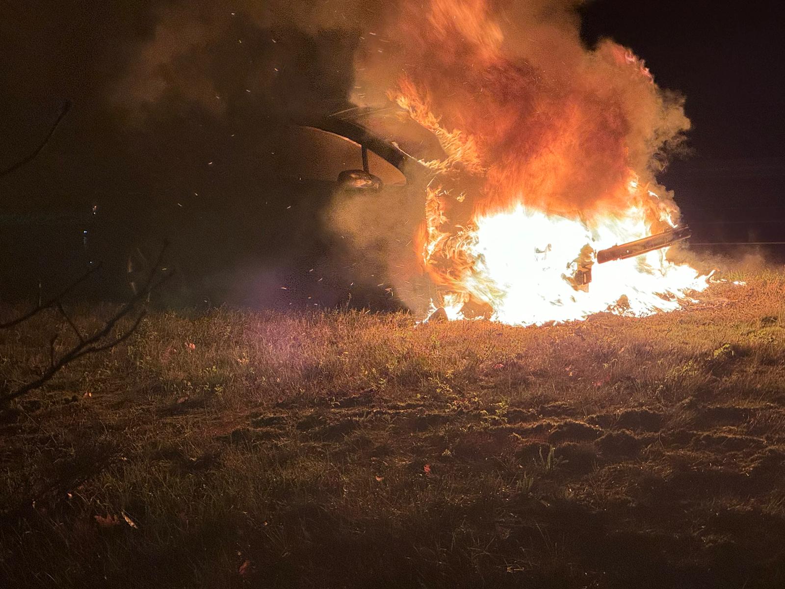 Foto: Auto volledig verwoest op A28 ter hoogte van Hulshorst