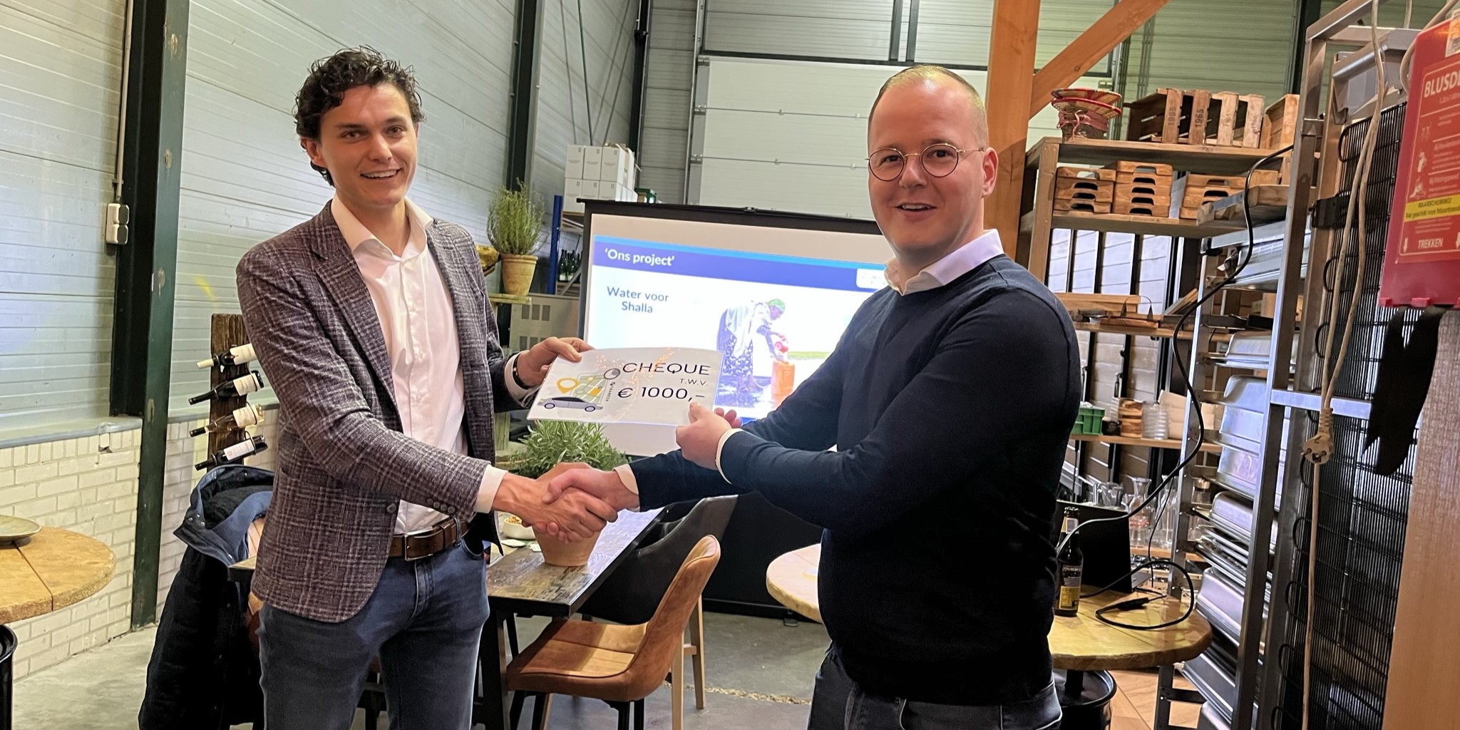 Foto: RegioOndernemers Woord&Daad ontvangt gift van Autobedrijf Franken