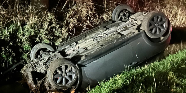 Foto: Jonge automobilisten halen nat pak bij ongeval op de Vreeweg, Nunspeet