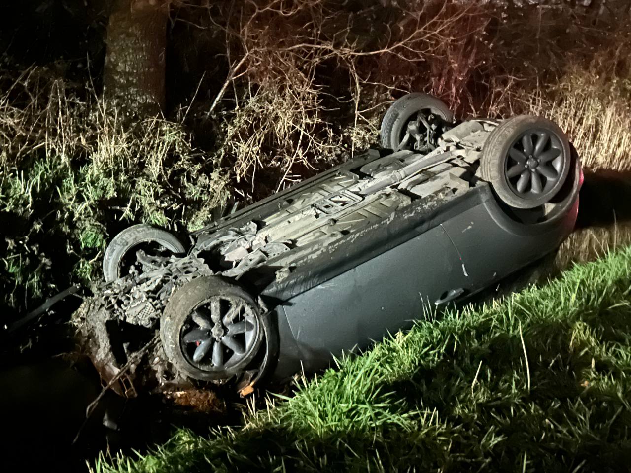 Foto: Jonge automobilisten halen nat pak bij ongeval op de Vreeweg, Nunspeet