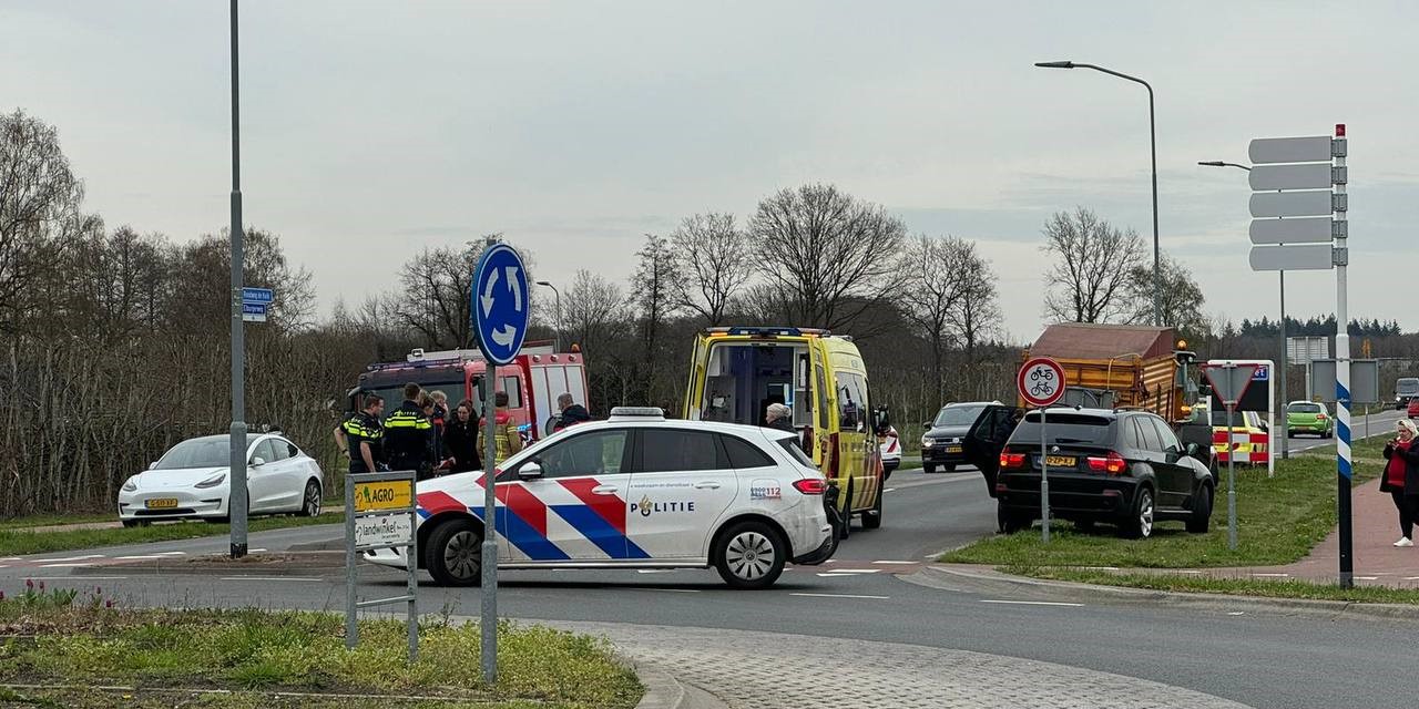 Foto: Nunspeet: Fietser in botsing met tractor op rotonde Elburgerweg