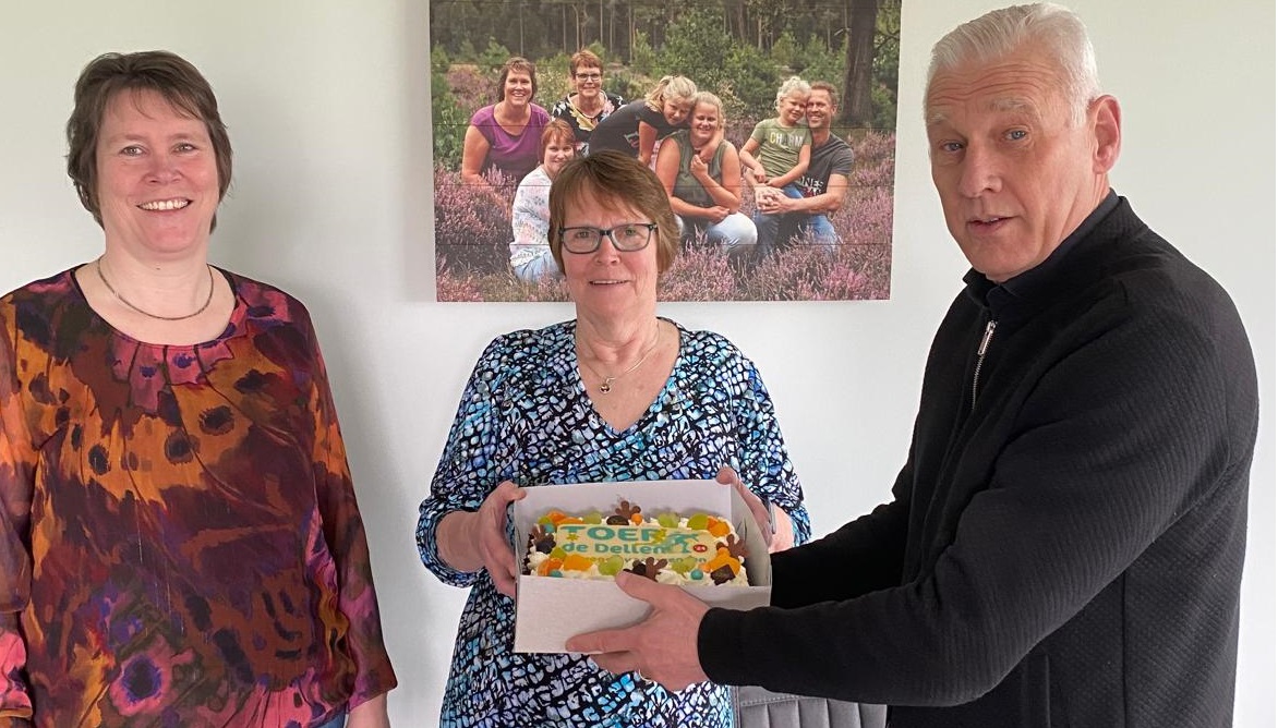 Foto: 250e inschrijving Toer de Dellen beloond met een taart