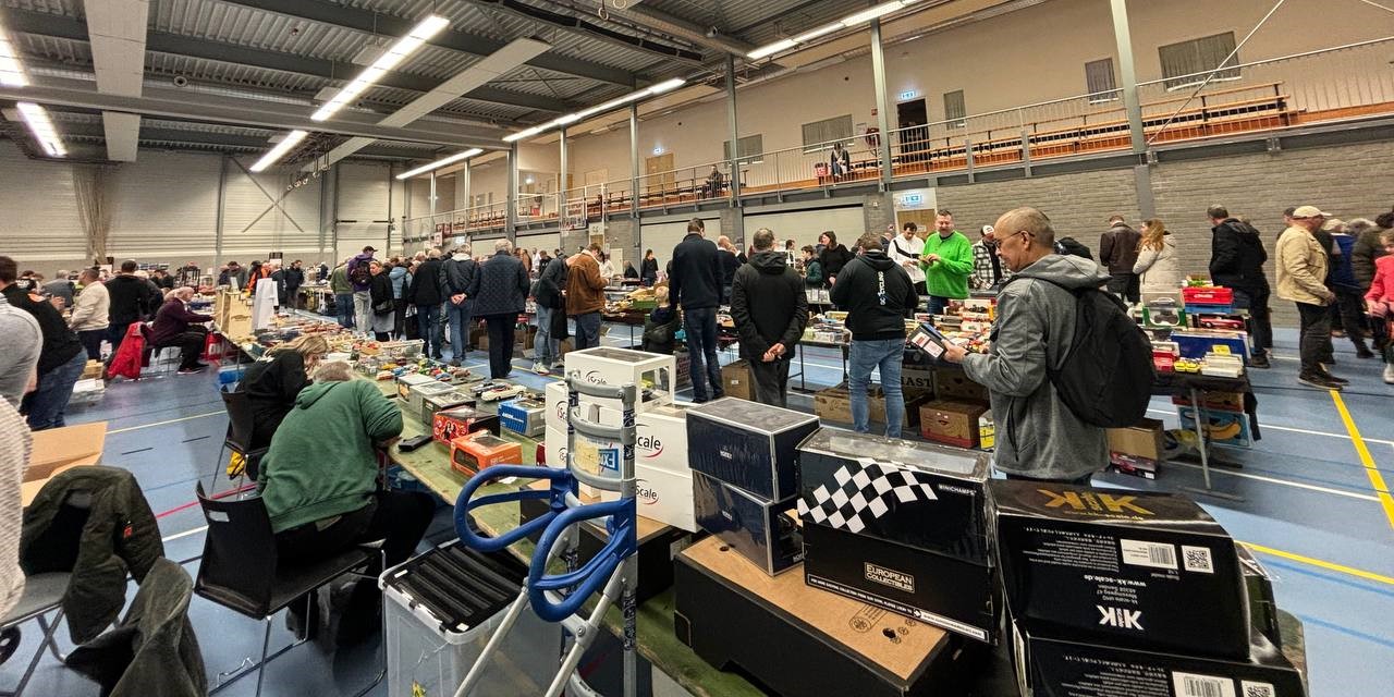 Foto: Veluwse Modelautobeurs trekt veel bezoekers: ‘We zijn één grote familie’