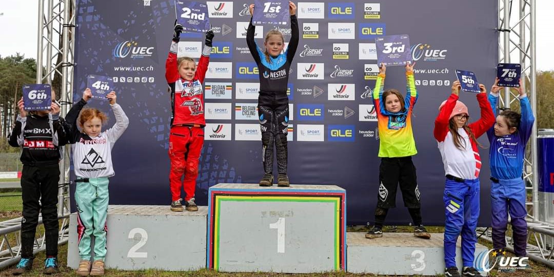 Foto: Nunspeetse BMX rijders in actie tijdens Europese Cup in Zolder, België    