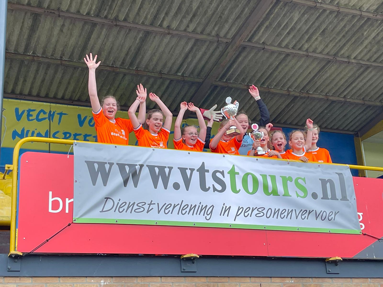Foto: VIDEO: Schoolvoetbaltoernooi Nunspeet: De Bron 1 en IKC Prinses Beatrix winnaars bij de jongens en de meisjes groep 7/8