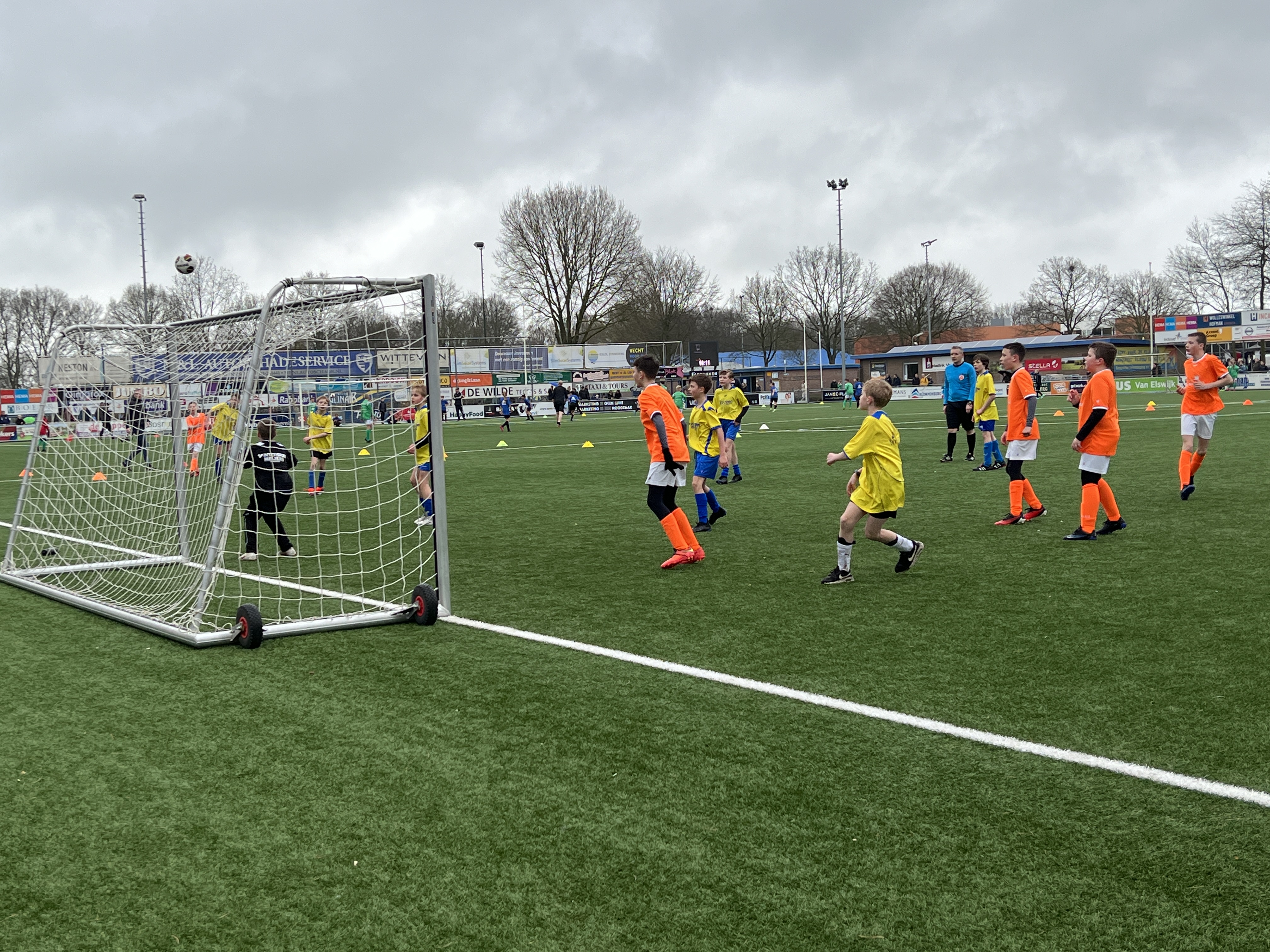 Foto: VIDEO: Schoolvoetbaltoernooi Nunspeet: De Bron 1 en IKC Prinses Beatrix winnaars bij de jongens en de meisjes groep 7/8