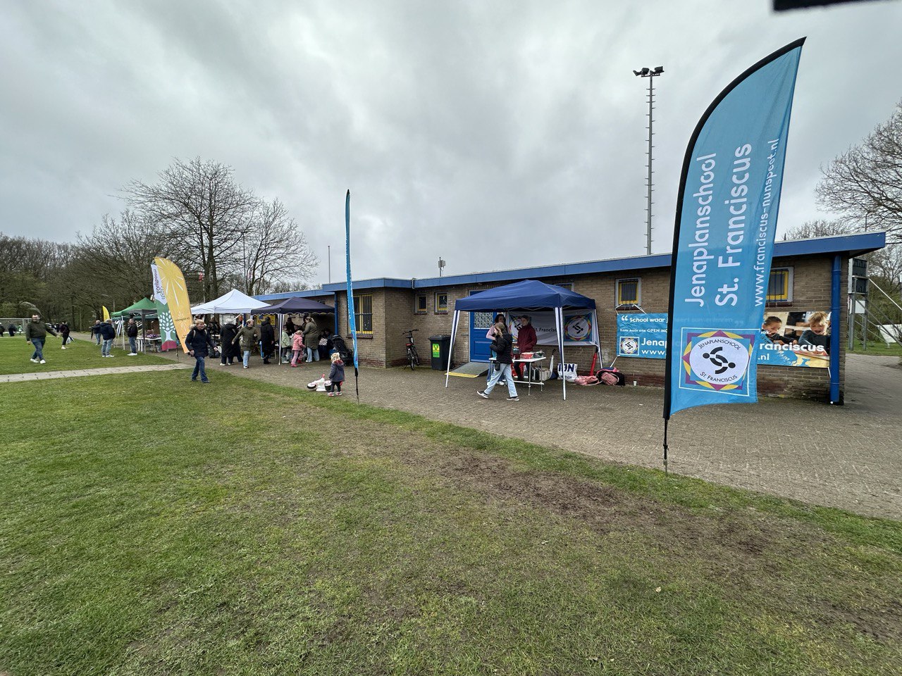 Foto: VIDEO: Schoolvoetbaltoernooi Nunspeet: De Bron 1 en IKC Prinses Beatrix winnaars bij de jongens en de meisjes groep 7/8