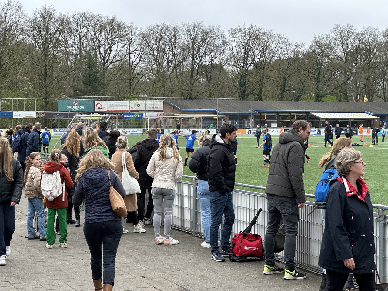 Foto: VIDEO: Schoolvoetbaltoernooi Nunspeet: De Bron 1 en IKC Prinses Beatrix winnaars bij de jongens en de meisjes groep 7/8