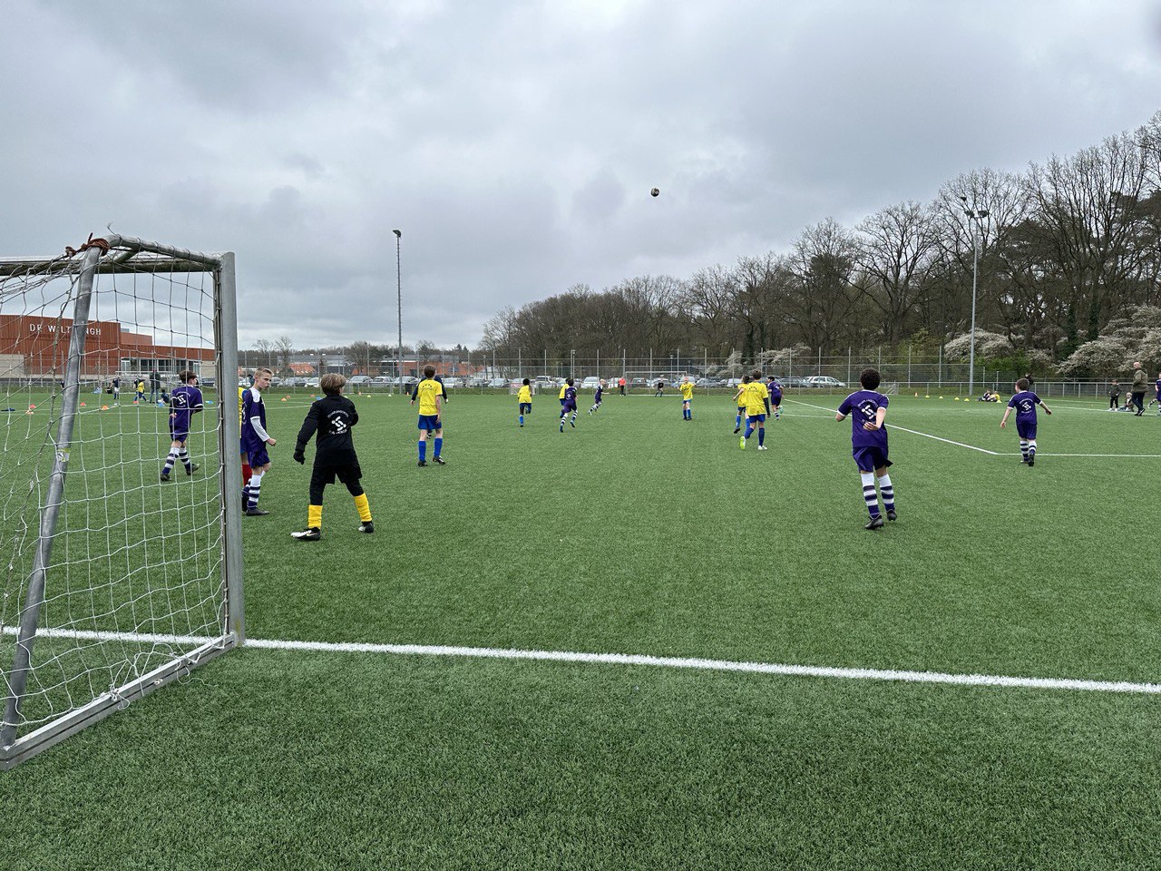 Foto: VIDEO: Schoolvoetbaltoernooi Nunspeet: De Bron 1 en IKC Prinses Beatrix winnaars bij de jongens en de meisjes groep 7/8
