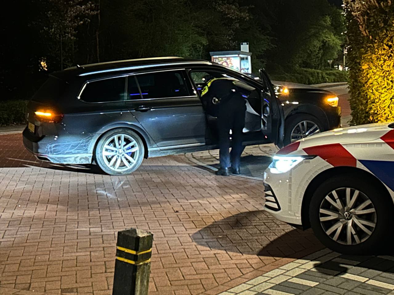 Foto: Auto belandt op paal op Oenenburgweg, Nunspeet