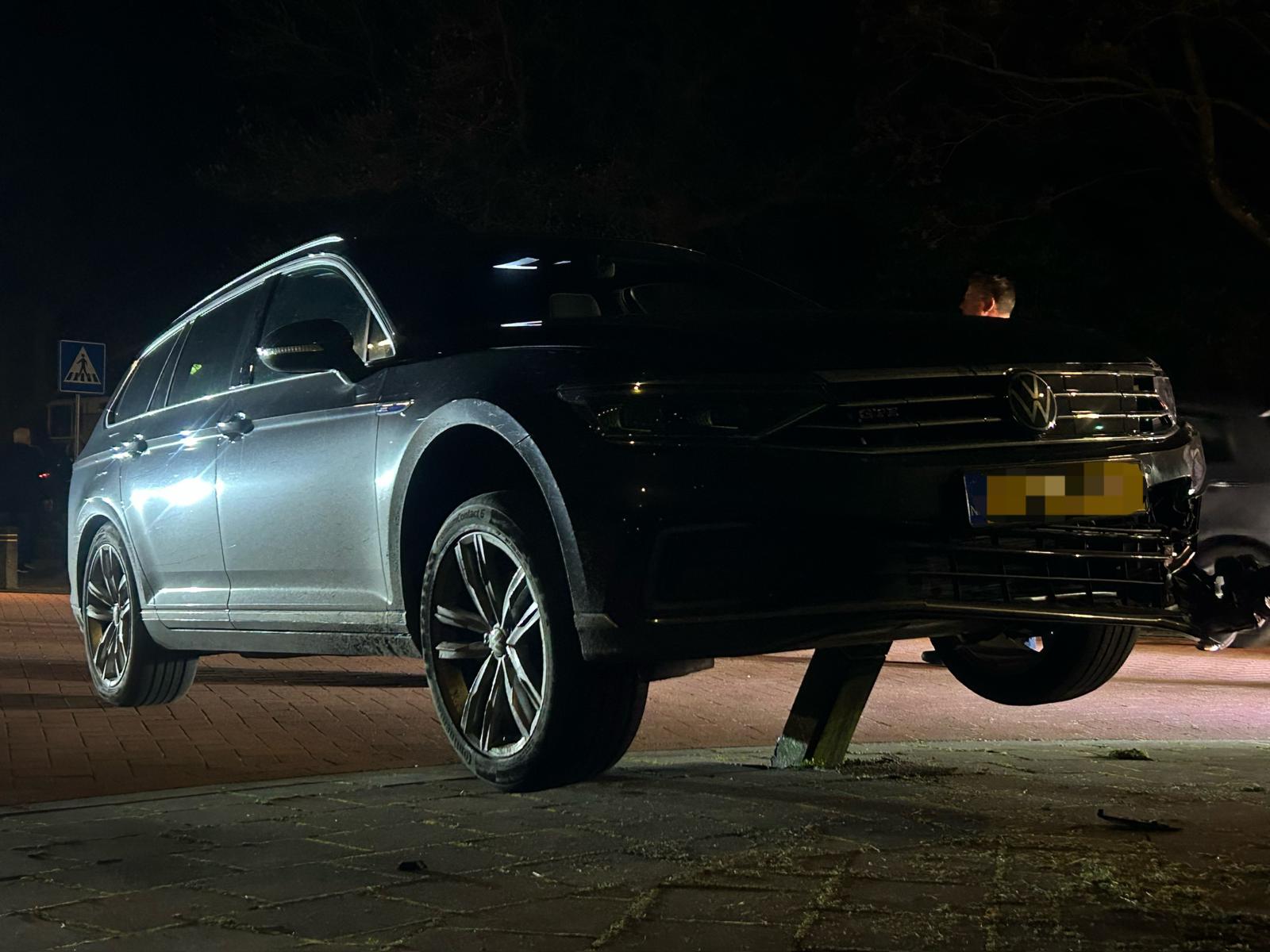 Foto: Auto belandt op paal op Oenenburgweg, Nunspeet