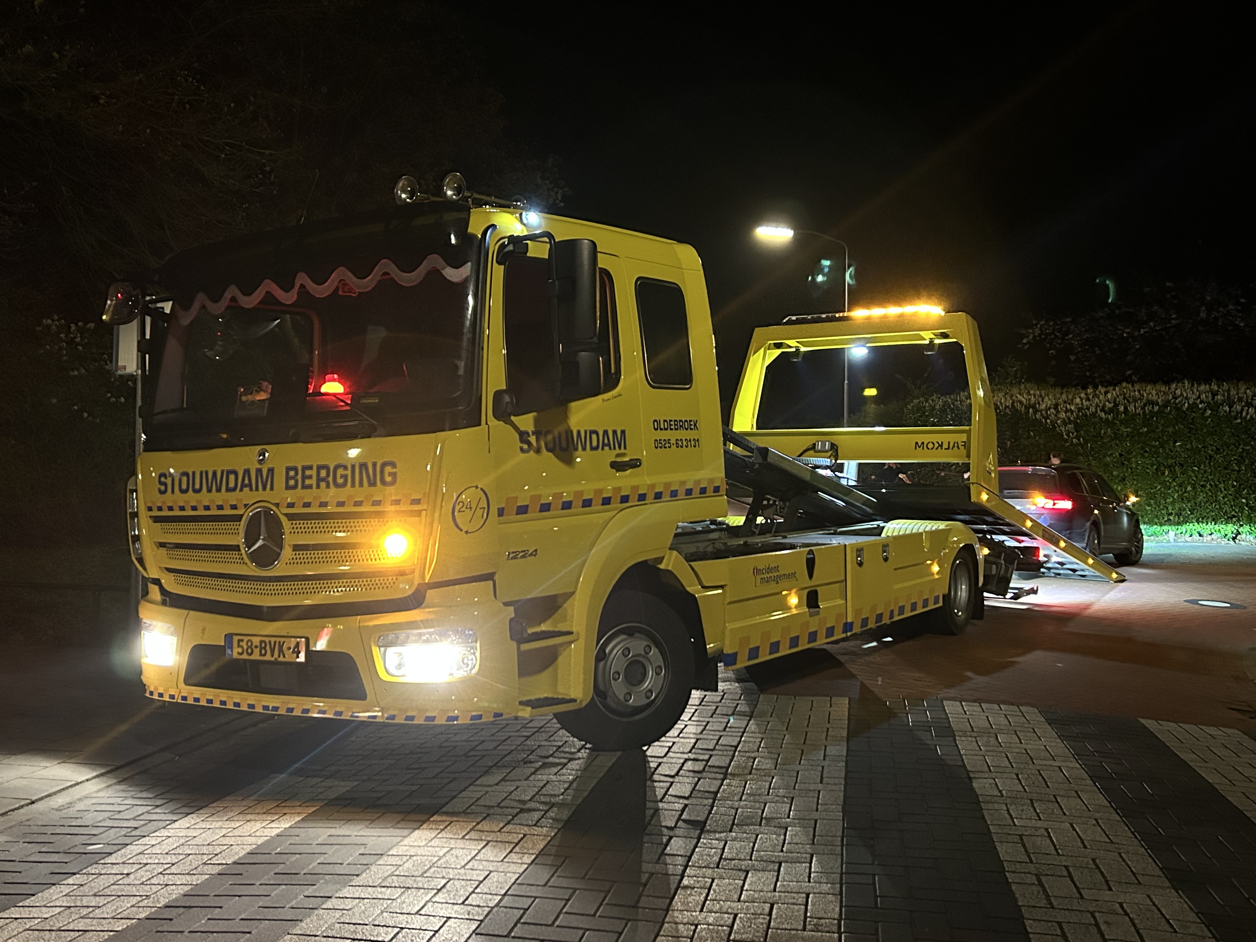 Foto: Auto belandt op paal op Oenenburgweg, Nunspeet