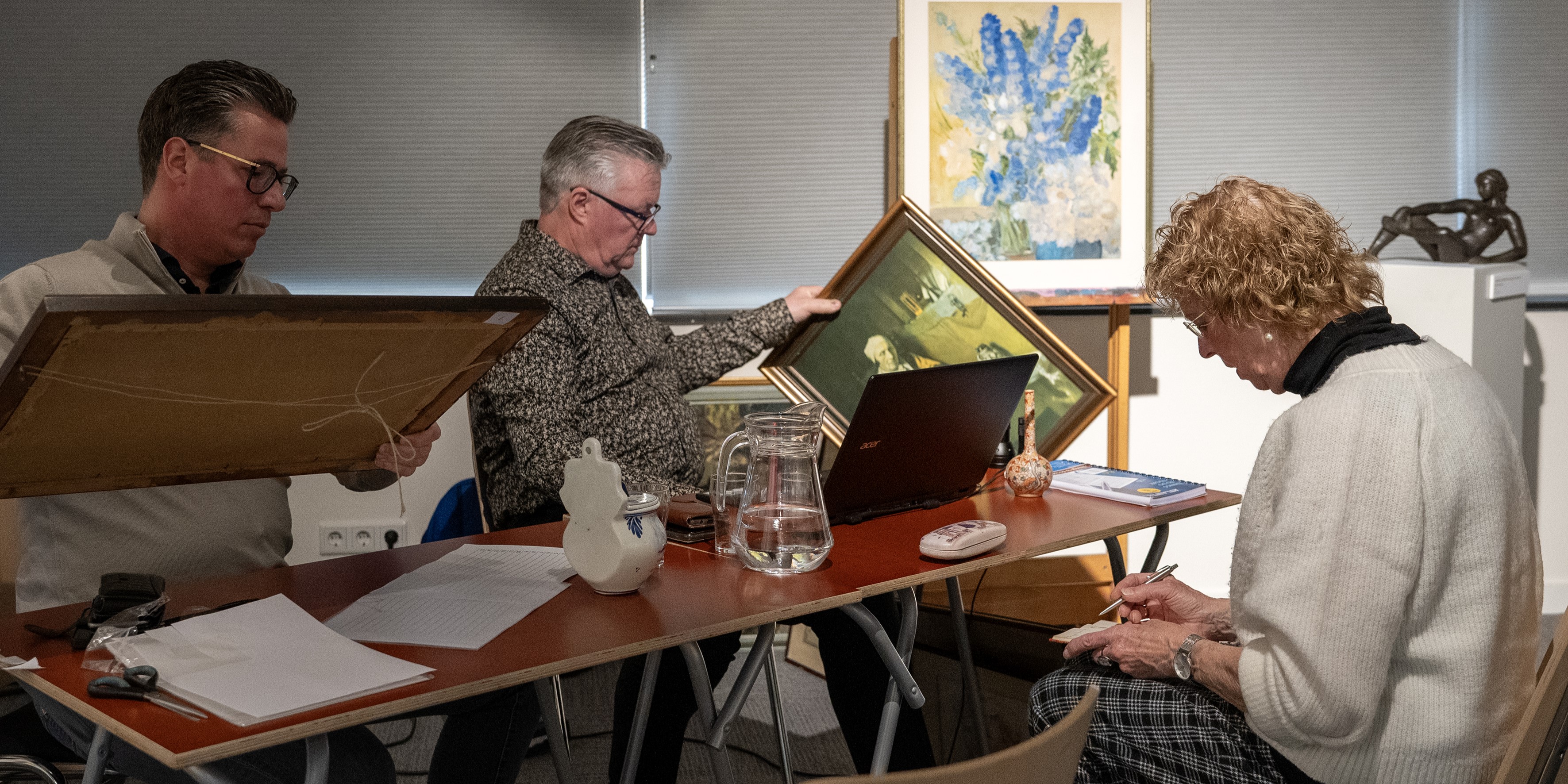 Foto: Kunst- en antiekveiling Rotary Club Nunspeet: volle tassen met kunst en kitsch