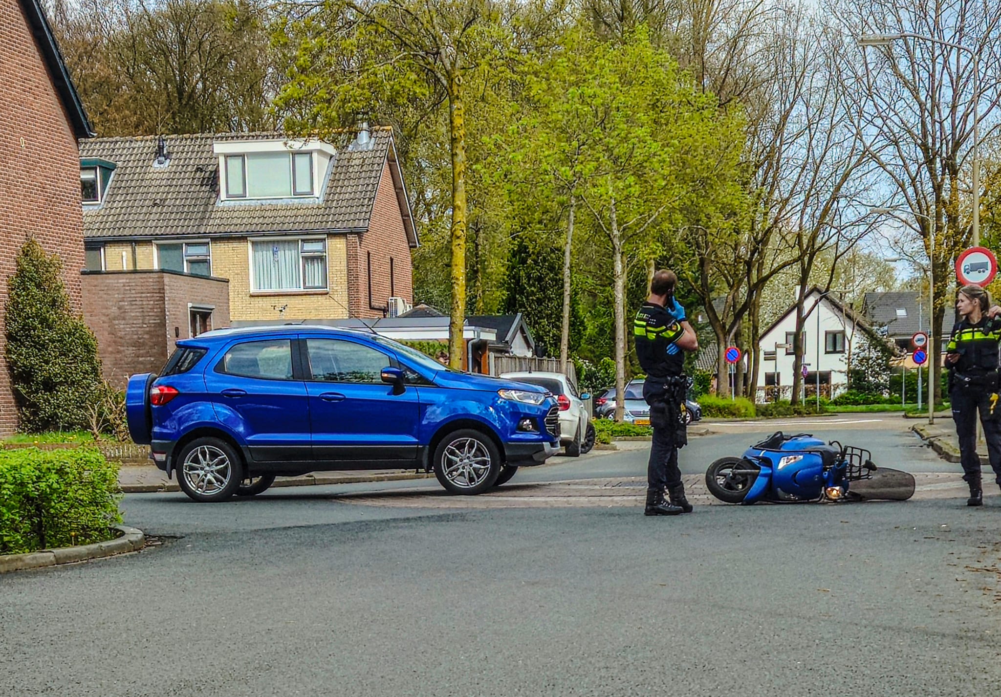 Foto: Scooterbestuurder ziet auto over het hoofd