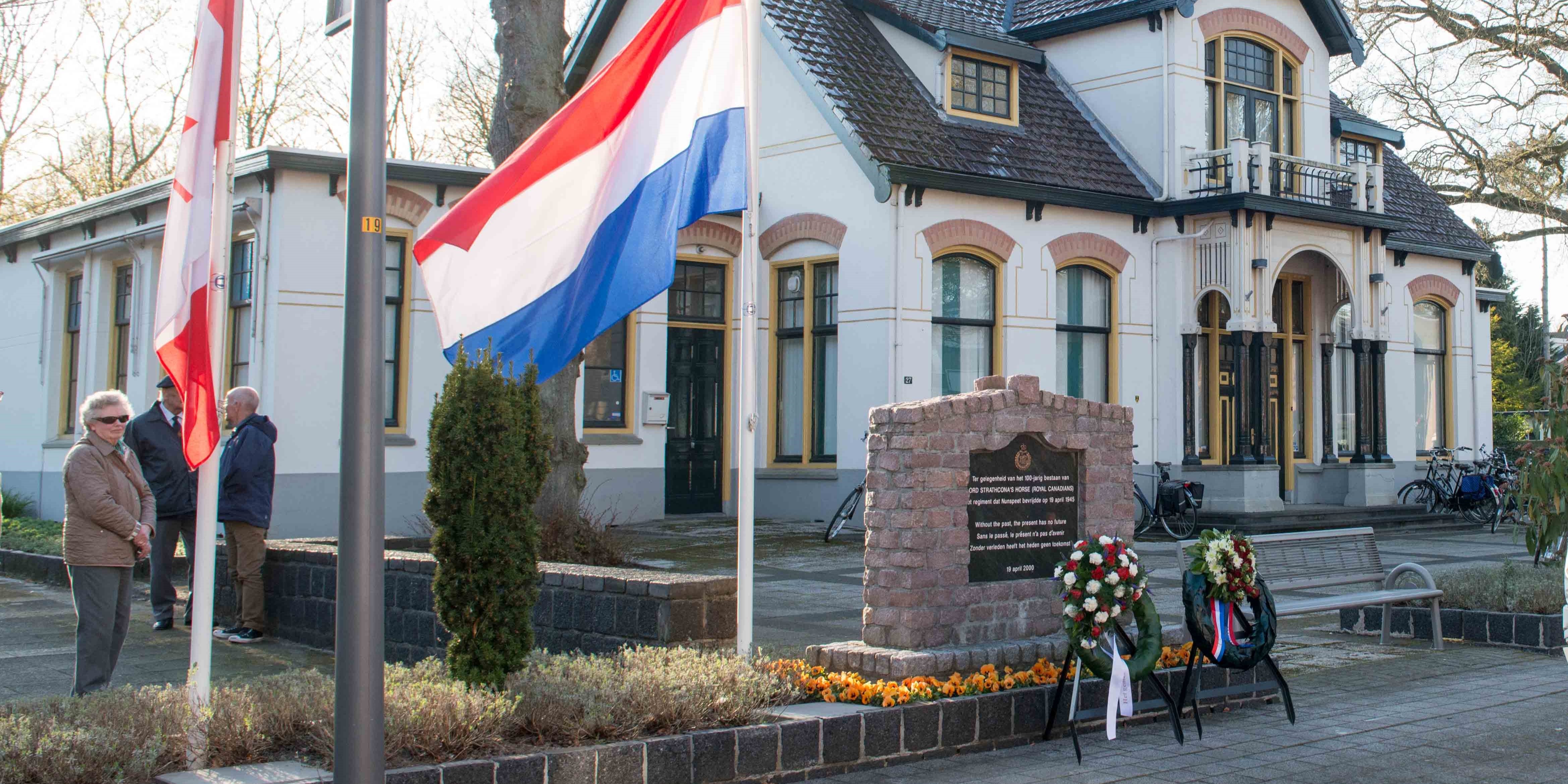 Foto: Nunspeet herdenkt 79 jaar vrijheid: 'Zo leren we van de geschiedenis'
