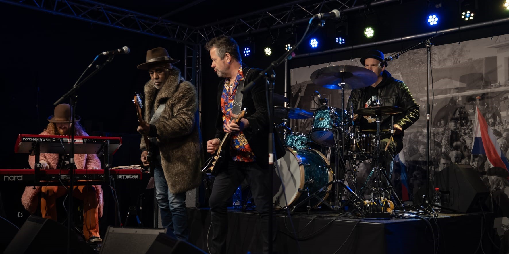 Foto: Koningsnacht 2024: vol marktplein met heerlijke Bluesmuziek